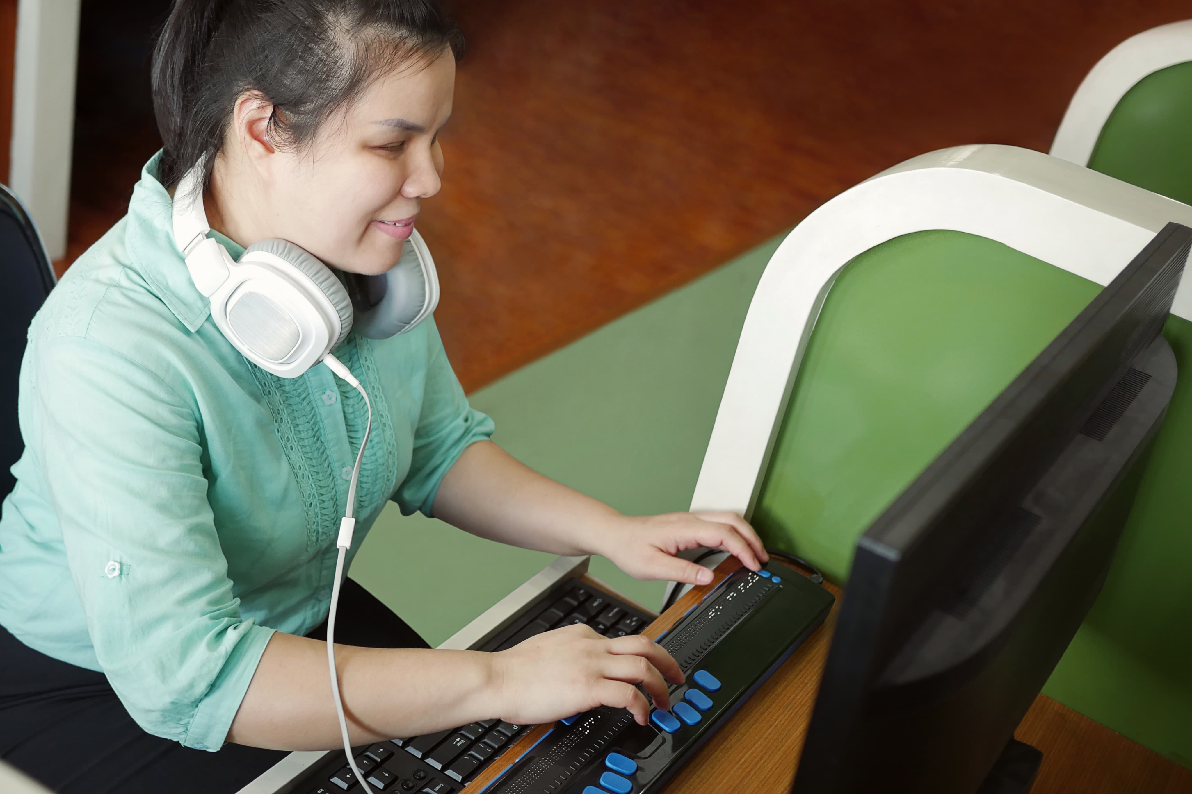 Hands using a braille computer interface